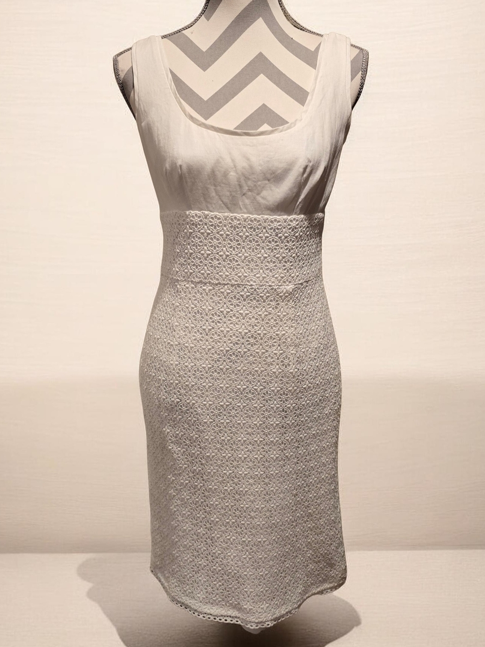 Maggy London Sleeveless Empire Waist Floral Eyelet  Sheath Dress Size 6 White.